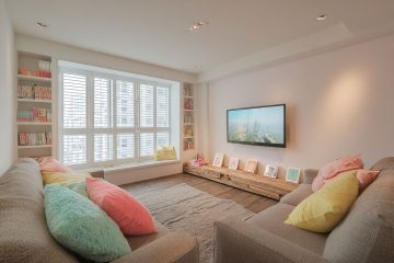 百葉窗可以調整葉片角度，輕鬆達到控光、隱私、通風的效果，也是客廳窗簾的好選項