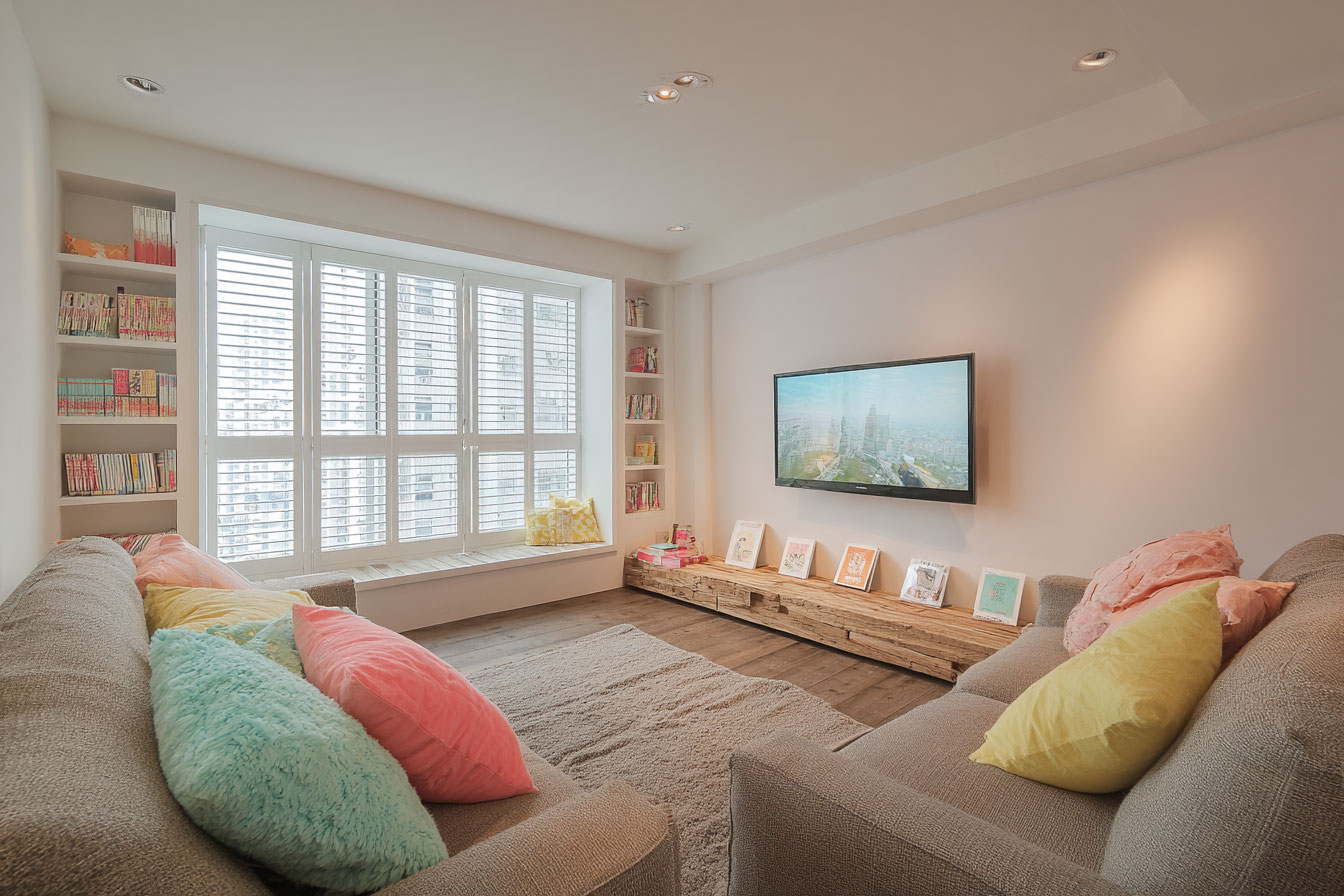 百葉窗可以調整葉片角度，輕鬆達到控光、隱私、通風的效果，也是客廳窗簾的好選項