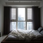 百葉窗與紗簾共同搭配，深色紗簾具遮蔽視線效果，百葉窗在白天能劇保護隱私兼控光、視線效益，是臥室窗簾好選項