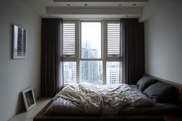 百葉窗與紗簾共同搭配，深色紗簾具遮蔽視線效果，百葉窗在白天能劇保護隱私兼控光、視線效益，是臥室窗簾好選項