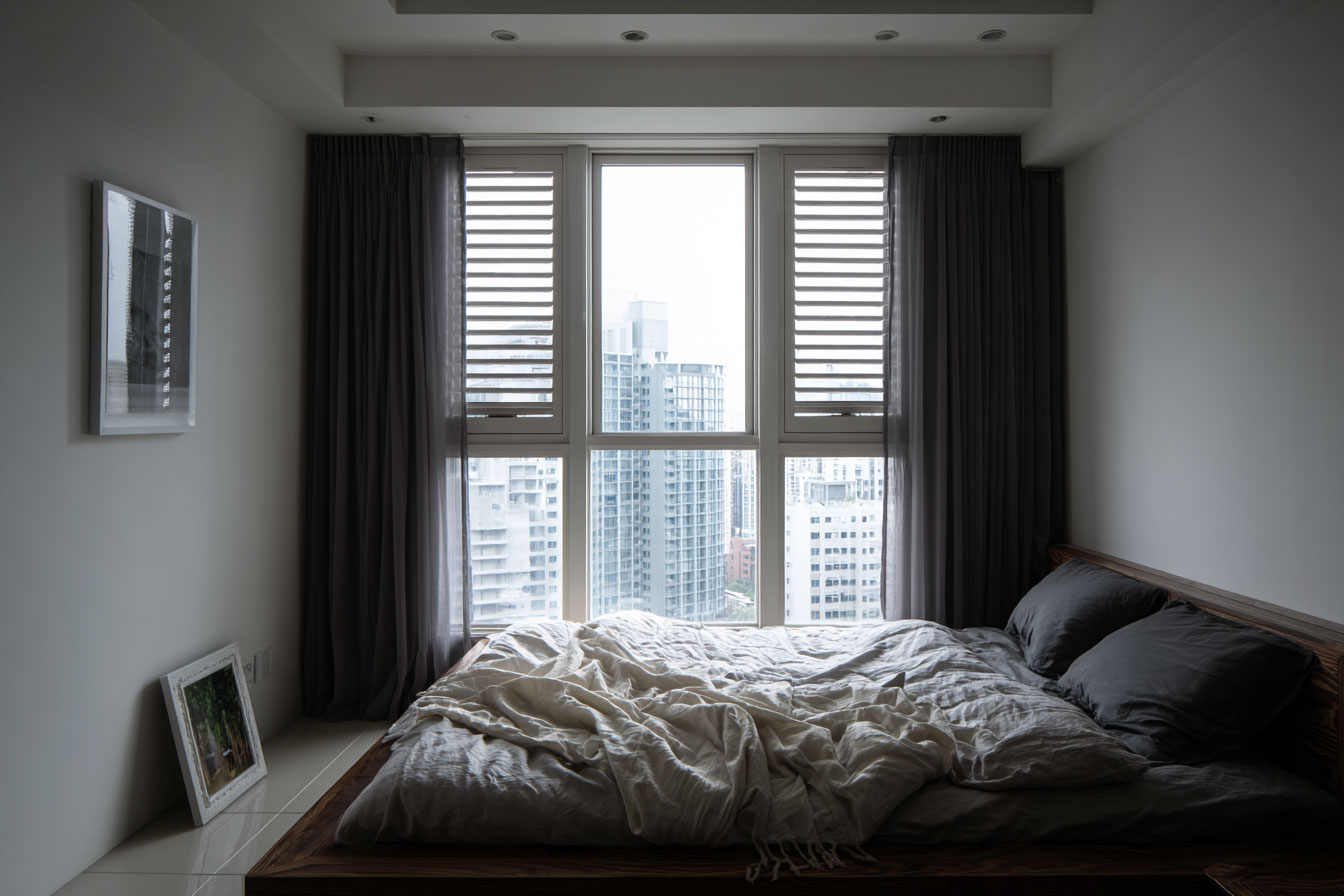 百葉窗與紗簾共同搭配，深色紗簾具遮蔽視線效果，百葉窗在白天能劇保護隱私兼控光、視線效益，是臥室窗簾好選項