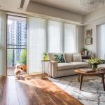 直立式窗簾能讓客廳空間線條感覺延伸