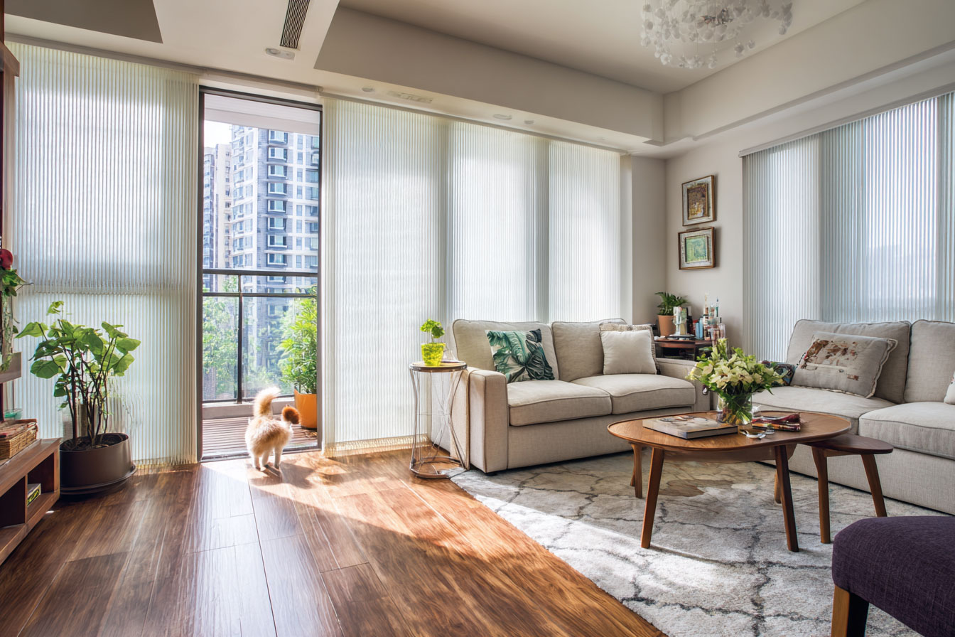 直立式窗簾能讓客廳空間線條感覺延伸