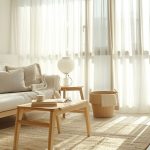 簡約日式風格裝潢是現代化客廳常見風格，運用紗簾濾光，打造明亮空間感