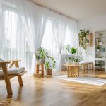 自然風格客廳，大量紗簾營造室內柔和光線