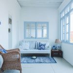 藍白是希臘度假風格經典配色，木百葉搭配門窗讓客房度假風直線上升