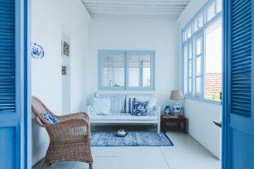 藍白是希臘度假風格經典配色，木百葉搭配門窗讓客房度假風直線上升