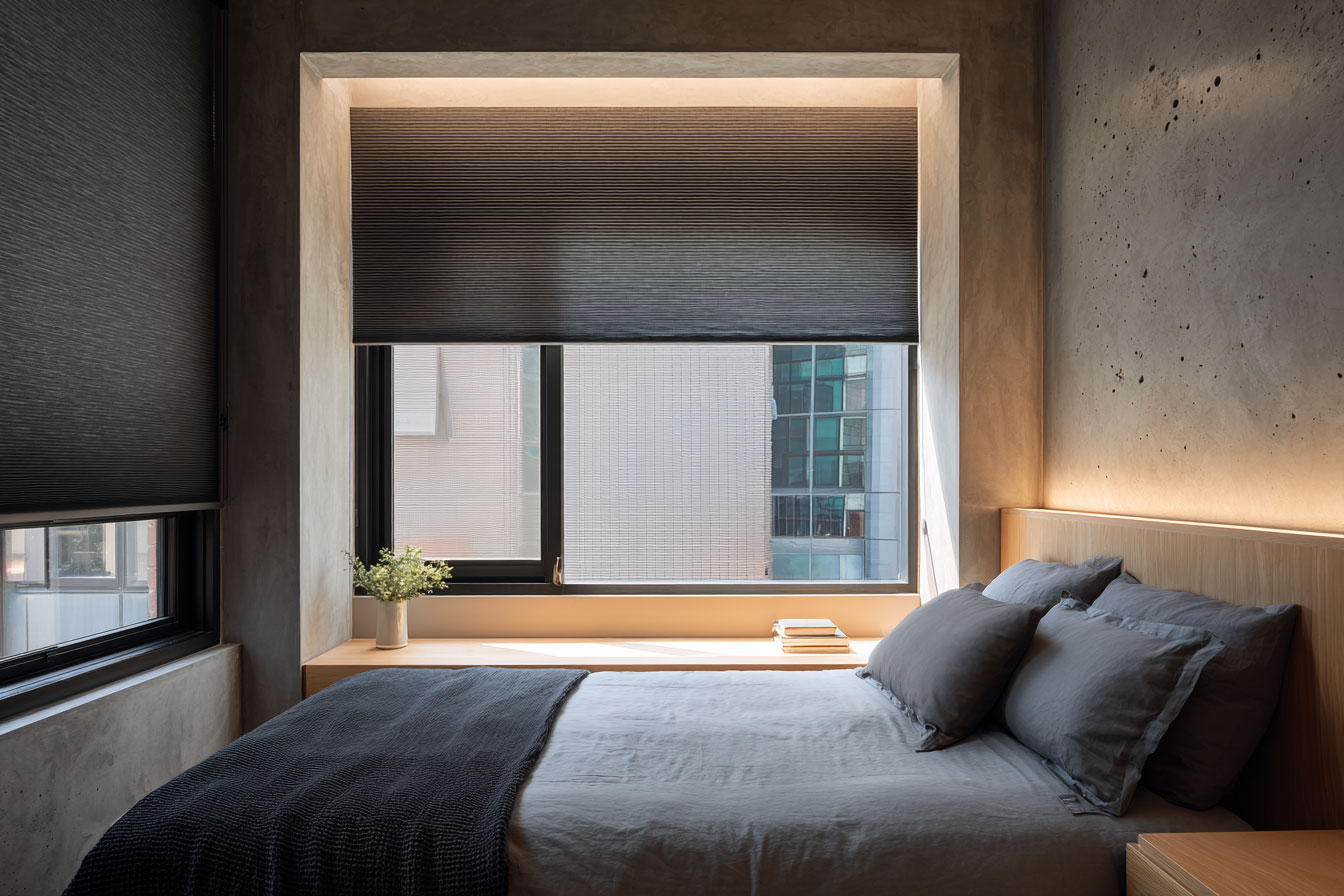 蜂巢簾與捲簾搭配，在不同面向的臥室窗戶能產生不同效果，節能、視線遮蔽(面相對面樓層)與控光與全遮光的功能，是臥室窗簾的一種方案