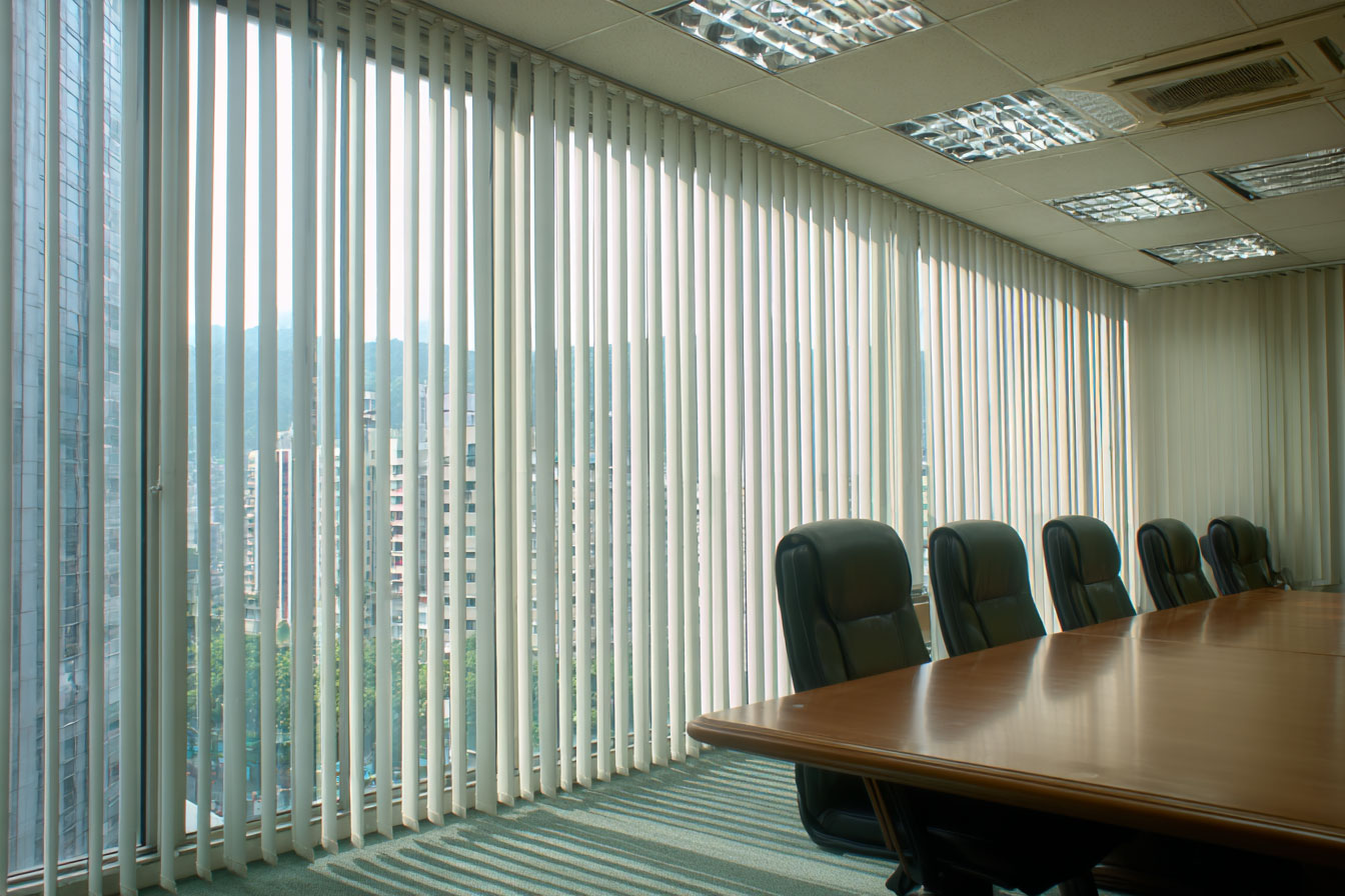 辦公室經常使用直立簾作為大片玻璃窗簾