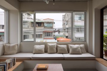 都市老舊公寓整新，仍然可能面臨棟距狹窄，與對街鄰居窗戶相對，隱私成為客廳窗簾重中之重