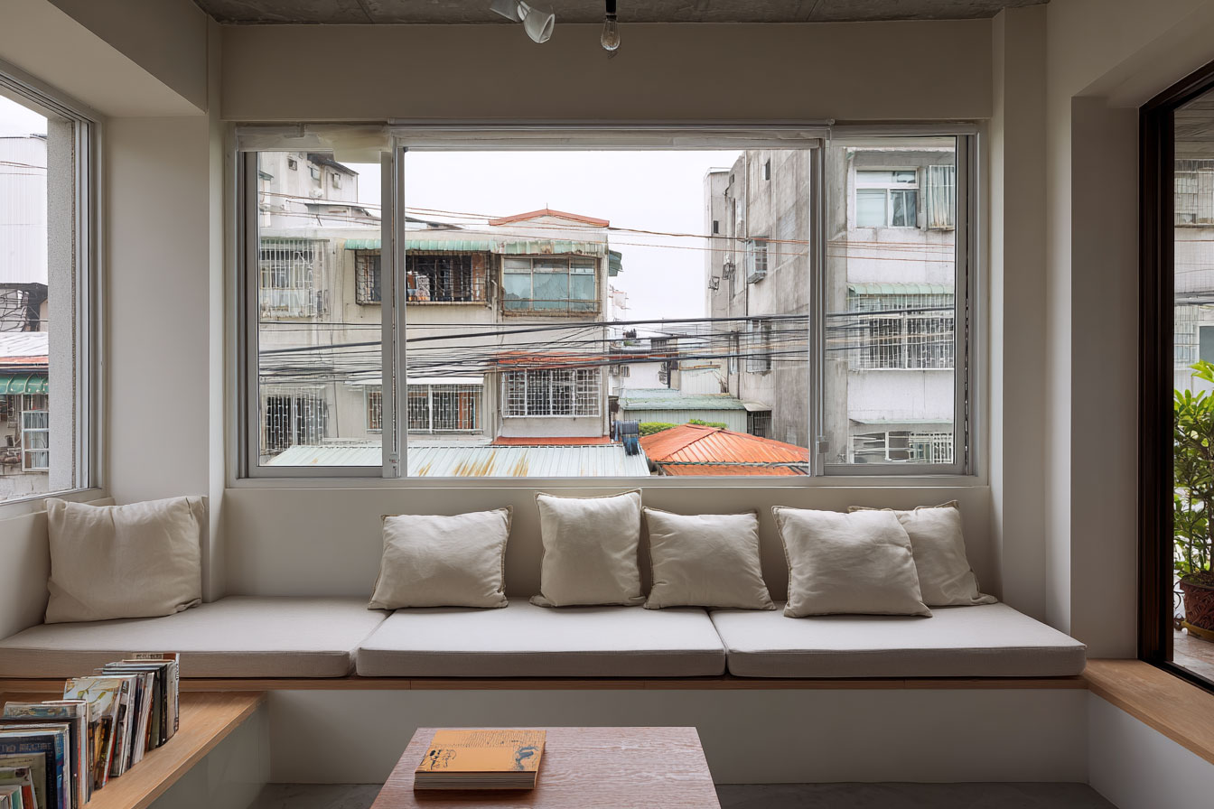 都市老舊公寓整新，仍然可能面臨棟距狹窄，與對街鄰居窗戶相對，隱私成為客廳窗簾重中之重