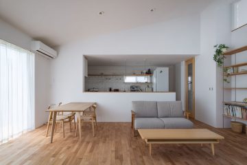 開放式廚房設計與客廳連通，這也會影響客廳窗簾的選擇