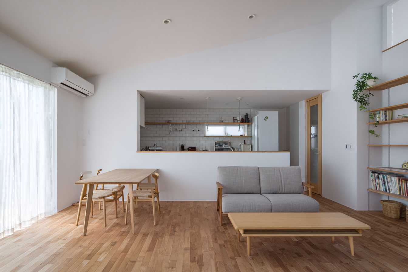 開放式廚房設計與客廳連通，這也會影響客廳窗簾的選擇