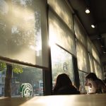 陽光強烈午後，大片玻璃窗需要能隔絕熱氣、柔和光線的窗簾