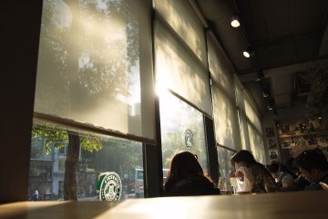 陽光強烈午後，大片玻璃窗需要能隔絕熱氣、柔和光線的窗簾