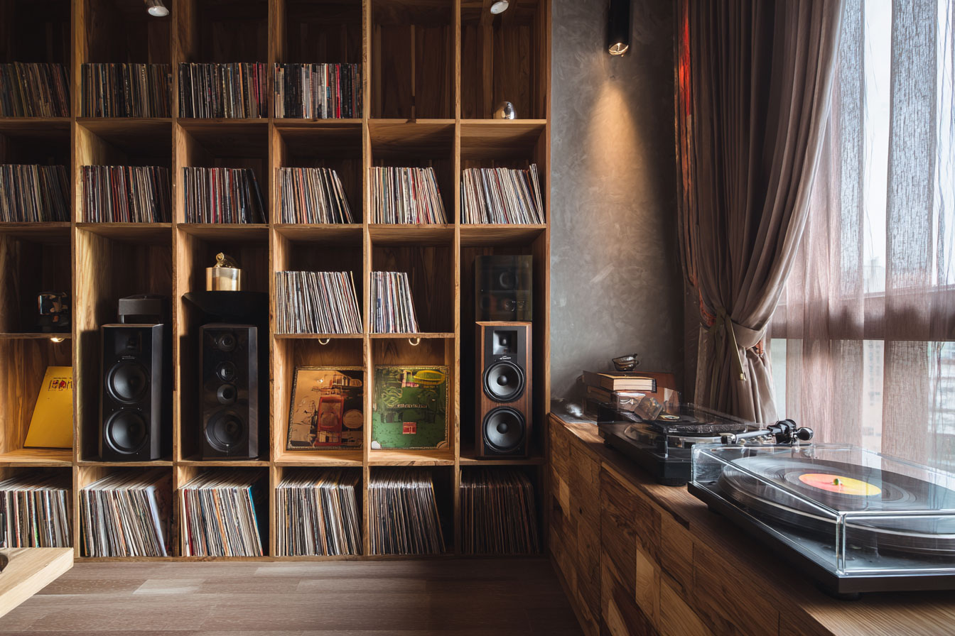 陽光強烈時，要考慮書房的家具、書籍或音樂唱盤等收集品需要強大的濾光機能