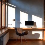 陽光強烈的書房，光線對閱讀、溫度等有很大的影響