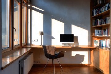 陽光強烈的書房，光線對閱讀、溫度等有很大的影響