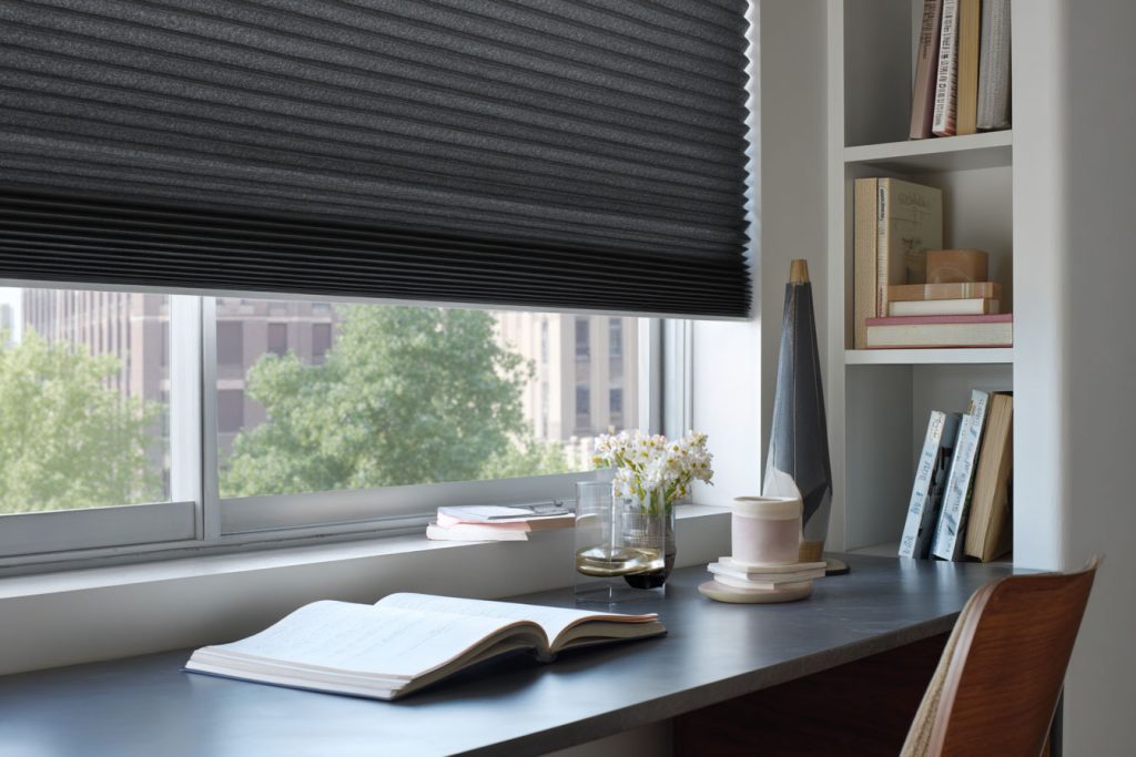 風琴簾是書房調光、節能的選項