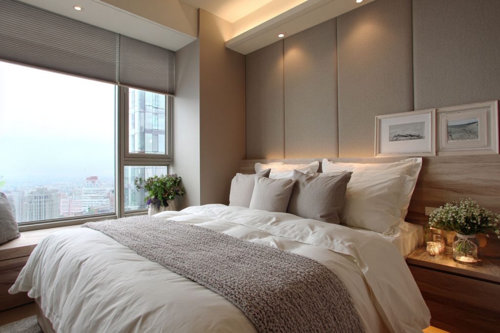 臥室，是休息與私密最重要的場域。無論是主臥還是客臥，窗簾對於光線、隱私、聲音與氣候舒適的調節性，都直接影響睡眠品質與空間氛圍。風琴簾與臥室搭配能夠提升臥室視覺質感