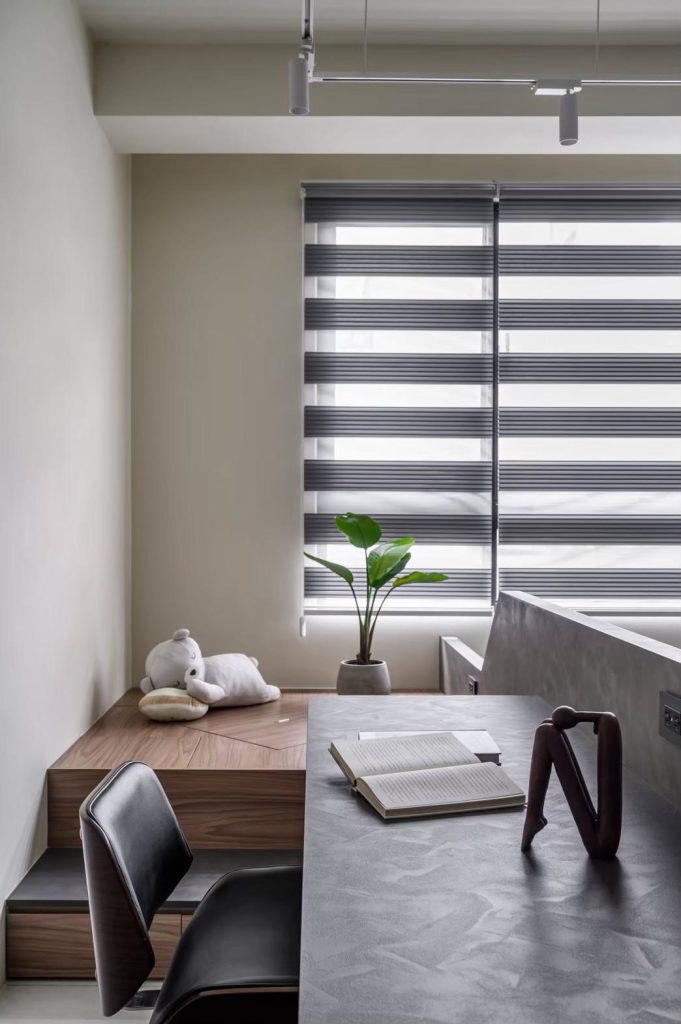 工作區與客廳打通的開放式空間成為現代裝潢流行手法，打通後，客廳一般會有落地窗或大型採光窗，通常會考慮陽台進出方便，或是以布簾、百葉窗營造大器感，而工作區的窗戶就非常適合採用調光簾來調節光線。