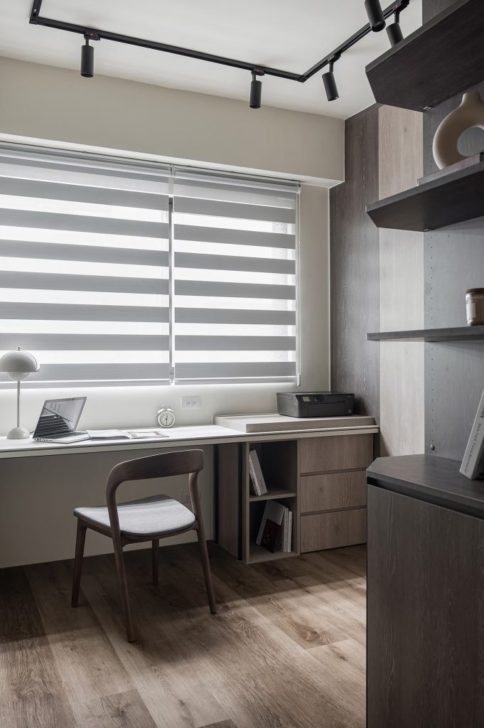 書房使用調光簾，不僅實用，且調光機能一流。調光簾是由韓國發明，也稱為斑馬簾，是目前時下流行的窗簾類型之一。