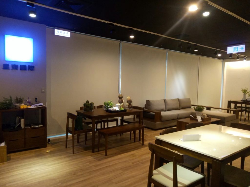 不同商業場所的櫥窗窗簾訴求可能不同，但遮光遮陽都是基本需要