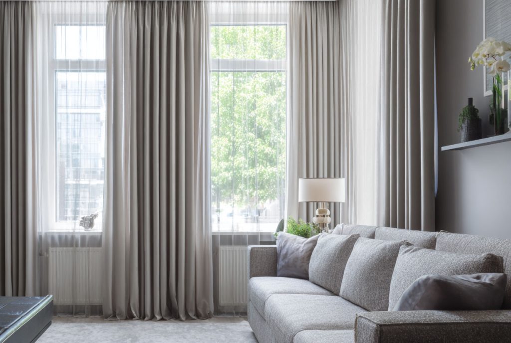 窗簾若有拉繩，旁邊的沙發、櫃子都可能成為兒童攀爬、跑跳道具，進而與拉繩產生高風險環境