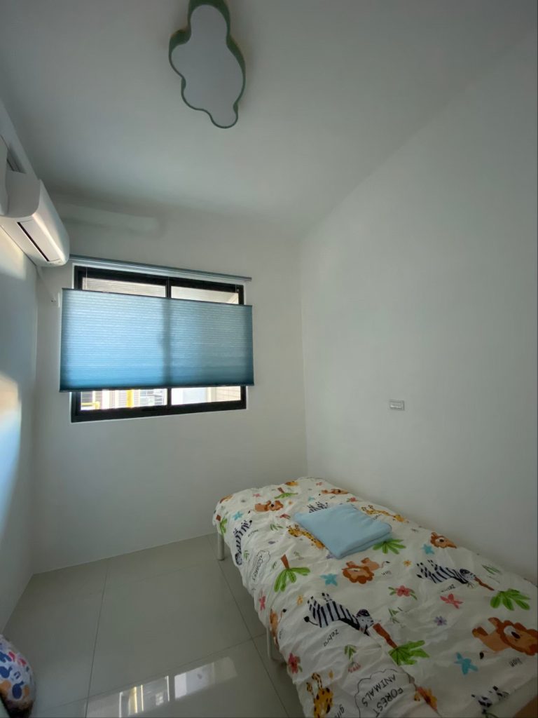 兒童房裝設風琴簾，能細膩調整光線