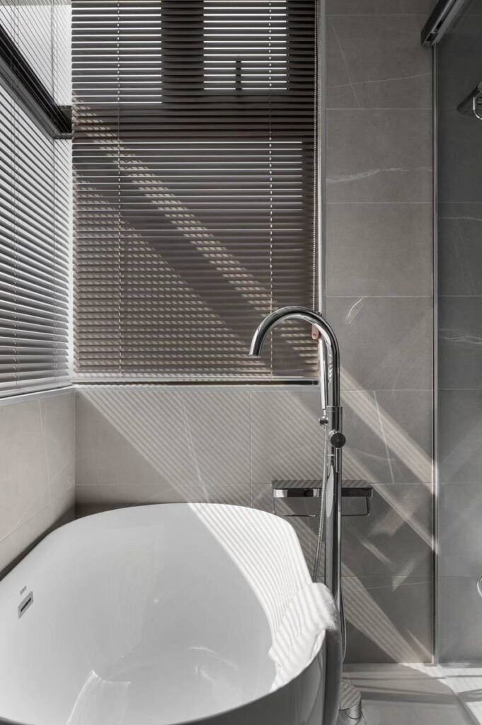 灰質調大理石浴室｜俐落中的柔光