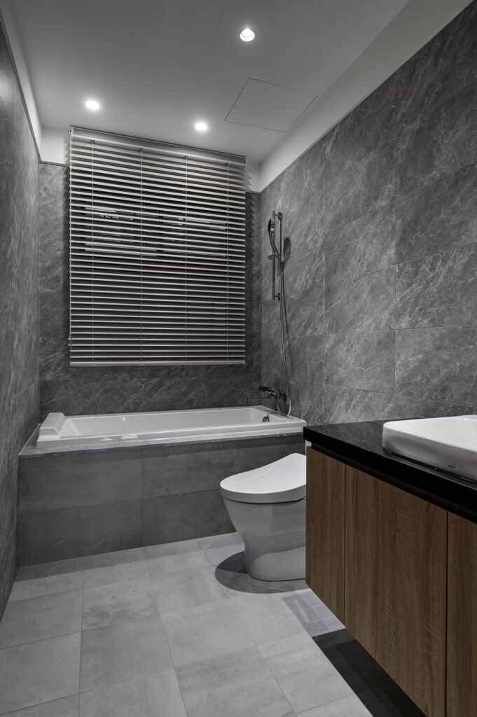 灰質調大理石浴室｜俐落中的柔光