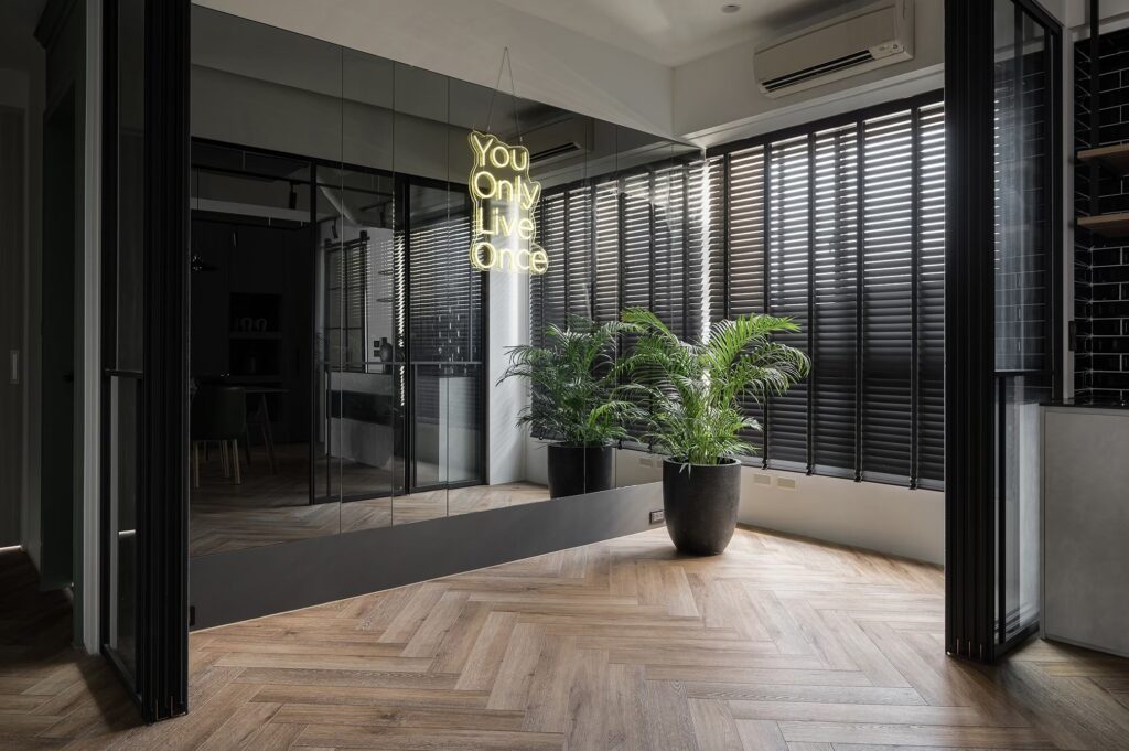 工業暗色系客廳｜金屬光影的秩序