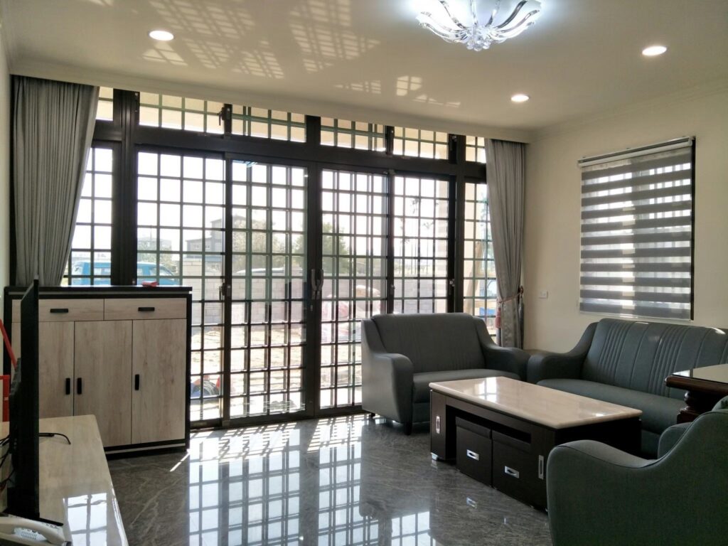 半嵌入式窗簾盒是台灣客廳最常見的窗簾盒形式