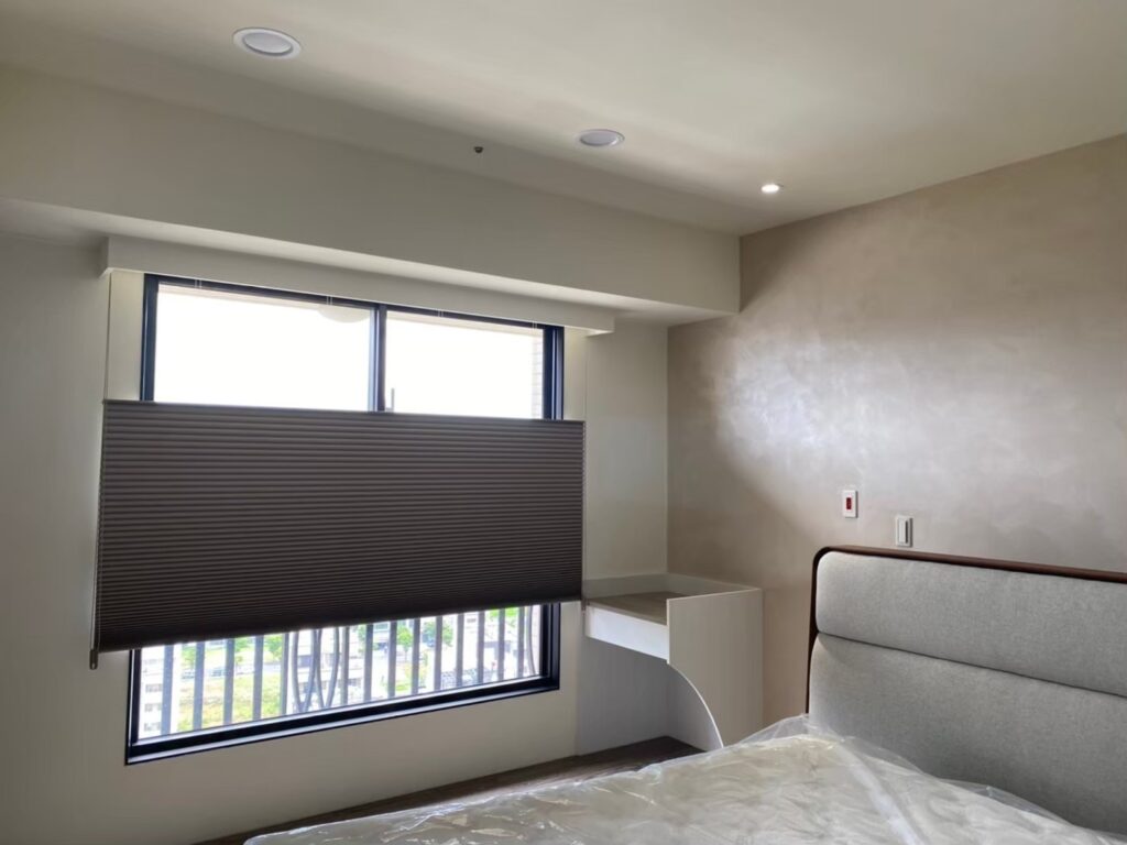 窗戶頂端接近室內橫樑，因此直接用外掛式窗簾盒，能省去額外包樑，這種方式空調管道需要隱藏在其他牆面位置。