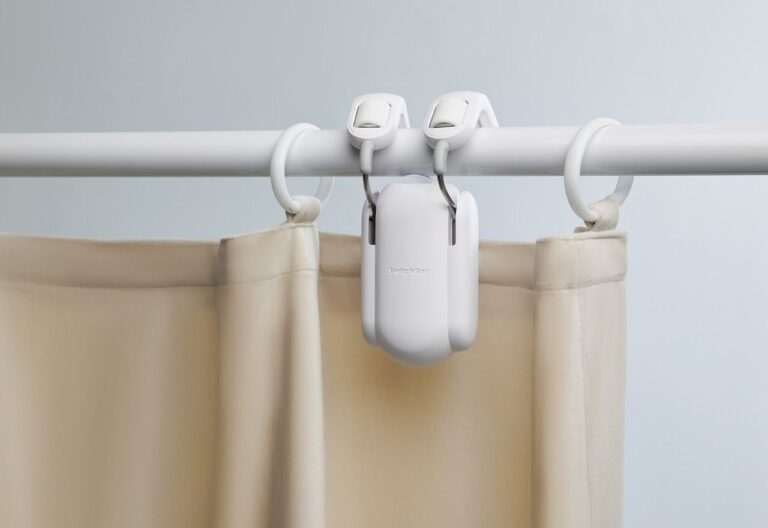 一次搞懂智能電動窗簾體系懶人包(RTS、Zigbee、Wi-Fi、Matter、Thread) 4 SwitchBot窗簾桿是可以控制幾乎所有類型窗簾開合的小型設備,透過SwitchBot手機應用程式進行控制,實現手動或預設的定時開關。用戶可以透過應用程式設定窗簾自動打開作為早晨的喚醒鈴聲,在出門上班時自動關閉,甚至可以在視訊通話時打開窗簾以增加背光。內建的光感應器還可以根據室外光線強度,在日出日落時自動控制窗簾的開合。SwitchBot Hub Mini可以讓機器人連接到家庭 Wi-Fi 網絡,使用戶即使身處屋外也能控制窗簾。 SwitchBot 本身透過藍牙連接。透過 Hub Mini,使用者還可以將機器人與 Alexa 和 Google Assistant 等裝置配對,輕鬆實現語音控制。