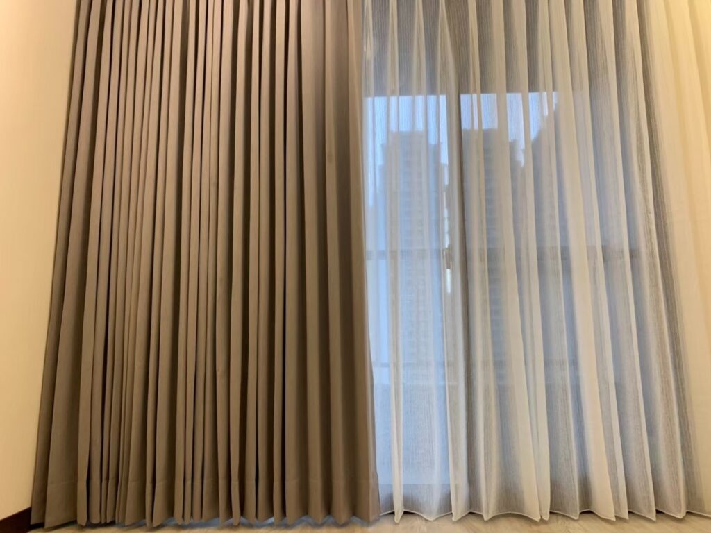 布簾搭配紗簾是目前最流行作法，一厚一透，更能靈活搭配使用