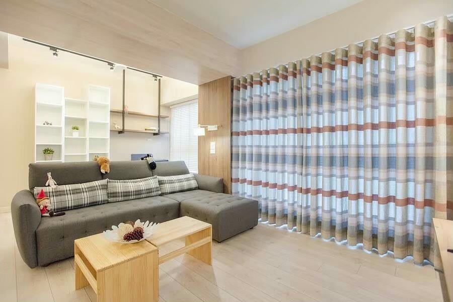 布簾中，天然纖維布料質樸，選對厚度能營造輕盈自然的風格