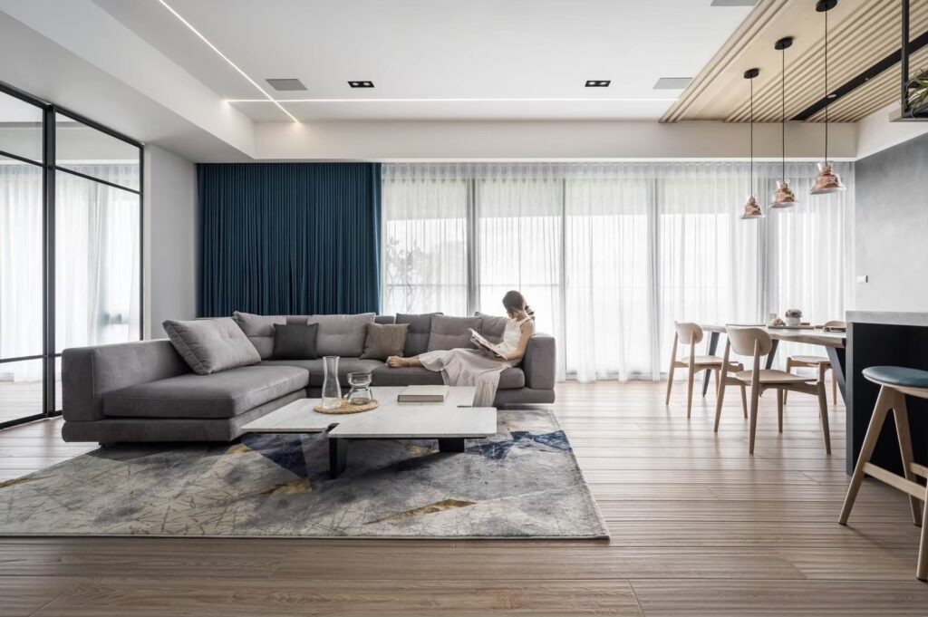 窗簾價格不一，其中布簾價格受到布量多寡影響，蛇行簾布量高於打折簾