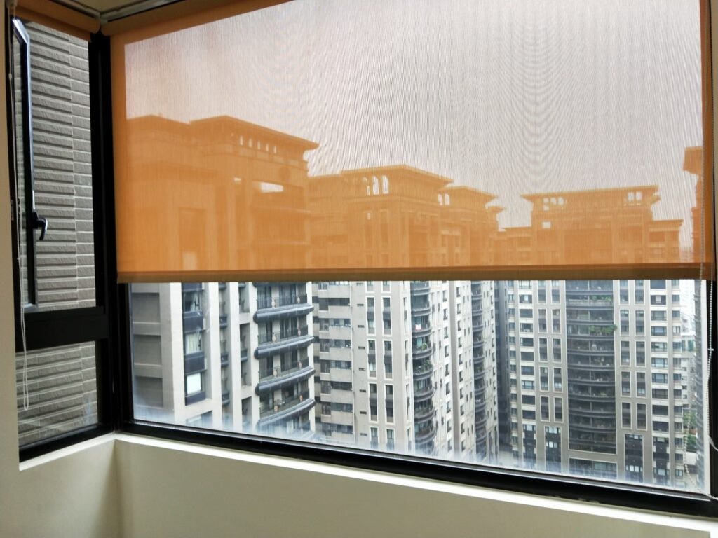 陽光捲簾開孔率與隔熱有關，此外顏色以淺色陽光捲簾隔熱效果最好