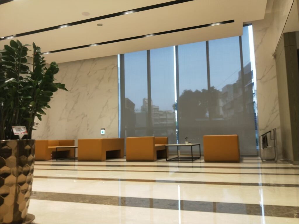 大型窗戶進行捲簾安裝，更要留意細節。