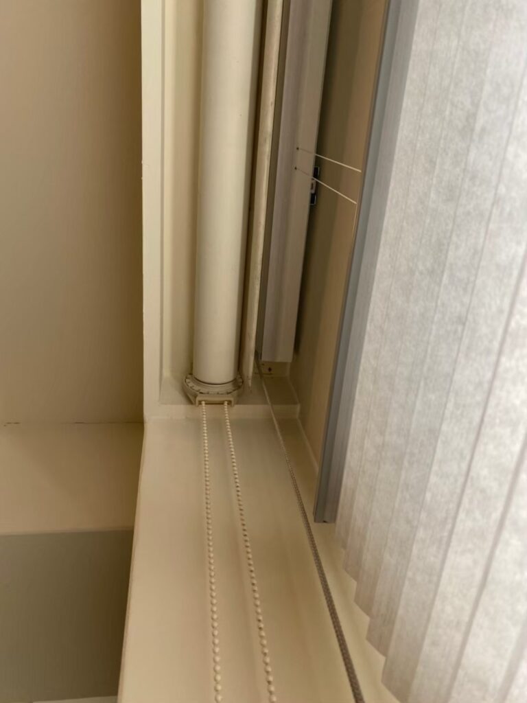 使用者拉動珠鍊或彈簧裝置時，布料會順著軸心向上捲起或向下展開