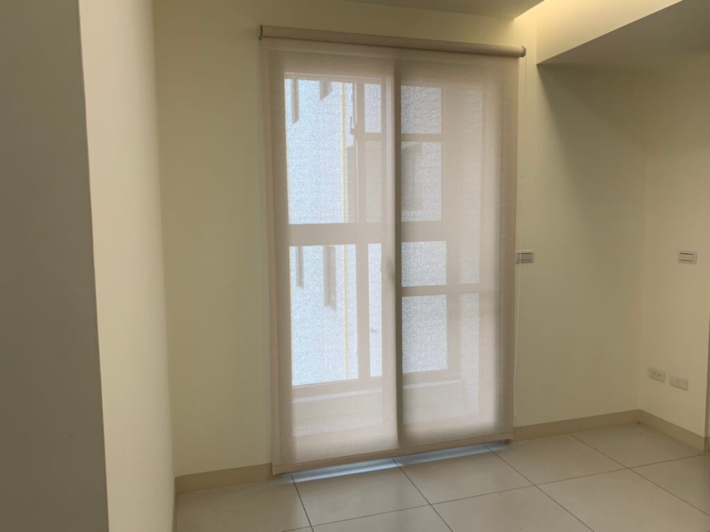 捲簾式窗簾是一種利用滾軸結構讓布料上下收放的窗簾系統。