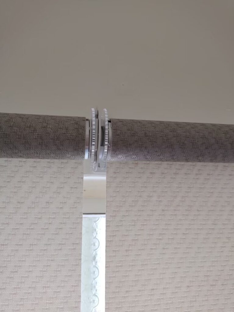 並排分窗，捲簾之間會有約 2-3 公分的布縫漏光。