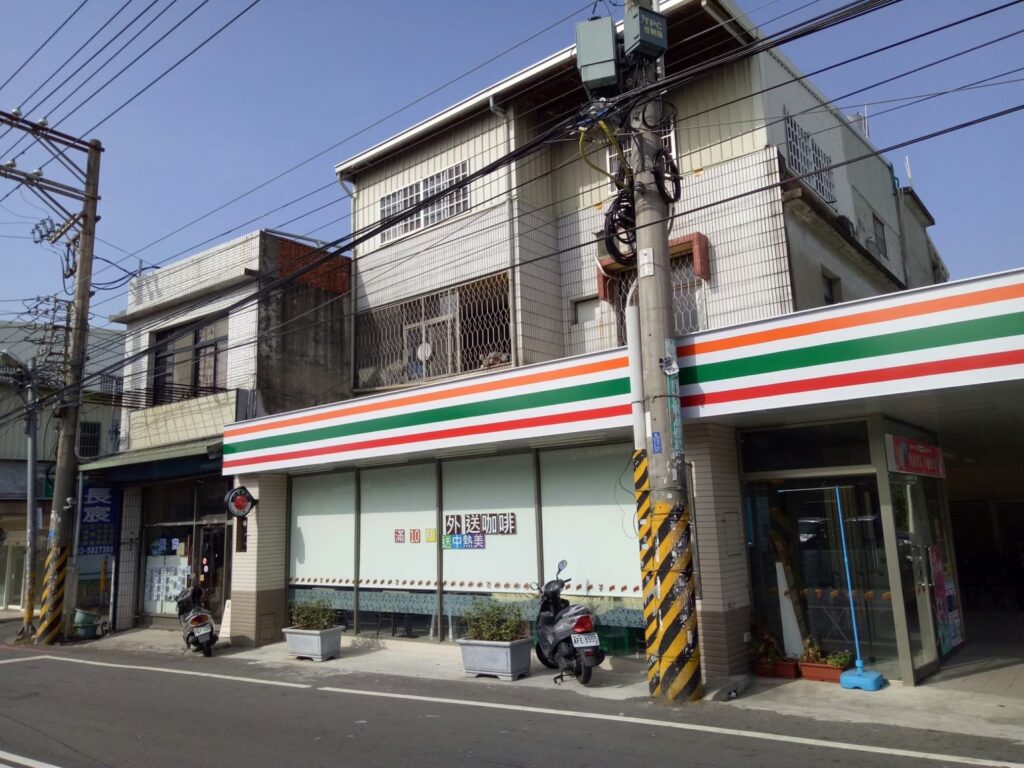 遮光窗簾怎麼選?全遮光、半遮光、透光窗簾完整比較,遮光率、隔熱、UV阻隔一次看懂 9 商業門市經常選用捲簾