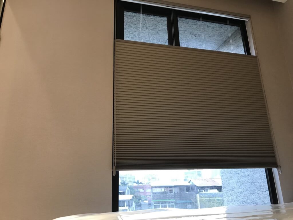兩旁的繩索就是用來控制上下與開闔