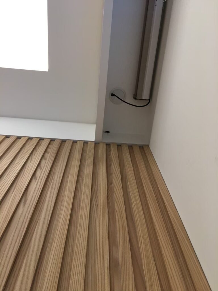 窗簾盒需要預留足夠的空間，安排電源孔、安裝窗簾，這在裝潢前就需要注意