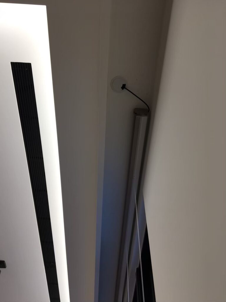 電動控制的風琴簾不僅省力，也能減少施力不平均帶來的損壞風險
