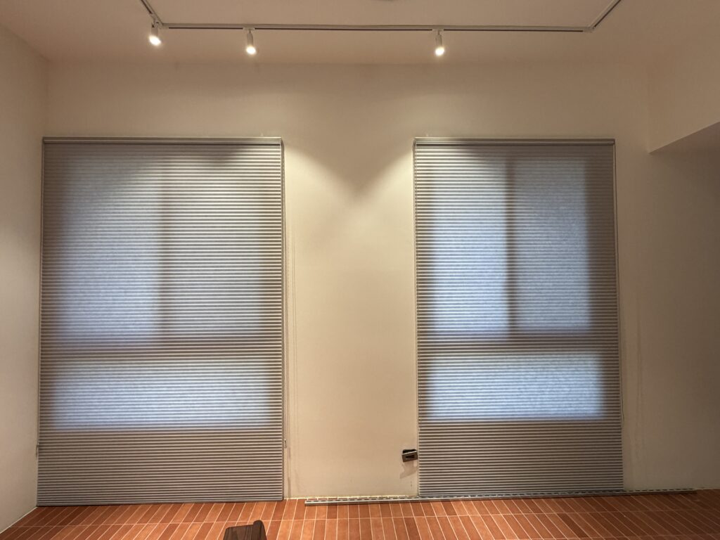 風琴簾(蜂巢簾)，兩幅落地蜂巢簾對稱安裝，兼顧隔熱透光