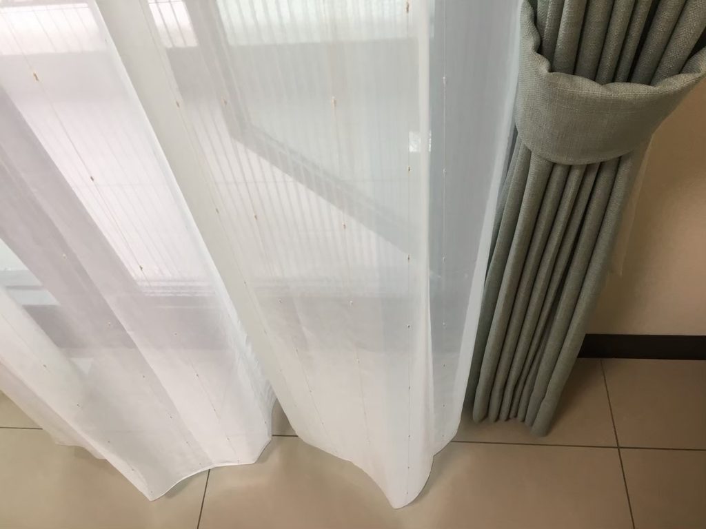 紗簾可以先清除表面灰塵，再使用溫和洗程及適合的洗衣袋，減少與其他衣物、拉鍊或魔鬼氈摩擦的機會